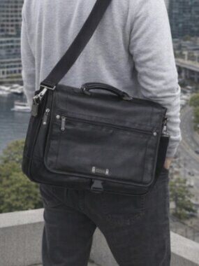 KENNETH COLE LEATHER MESSENGER BAG! VTG!